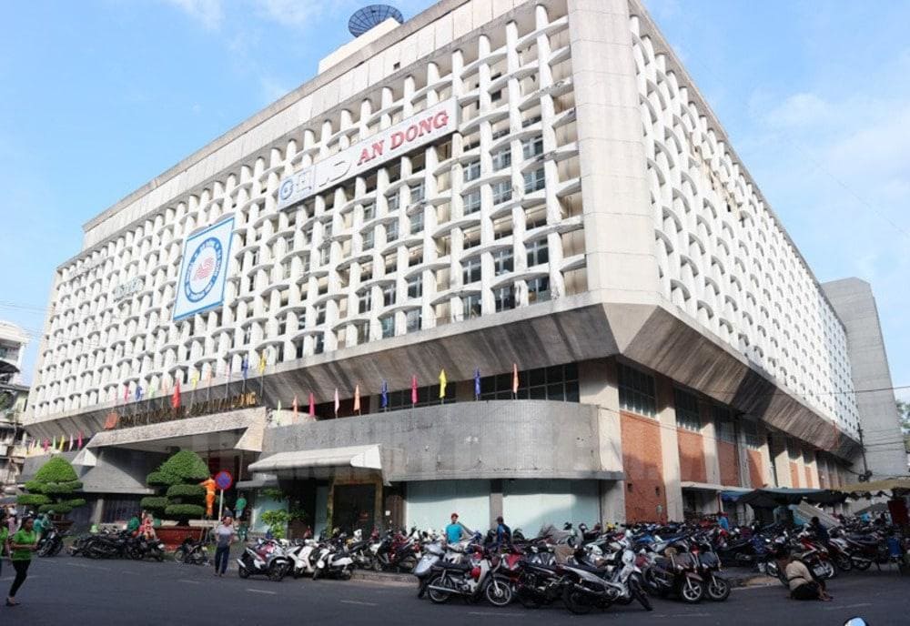 An Dong Market is one of the largest wholesale clothing markets in Saigon (Source: thanhuytphcm.vn)